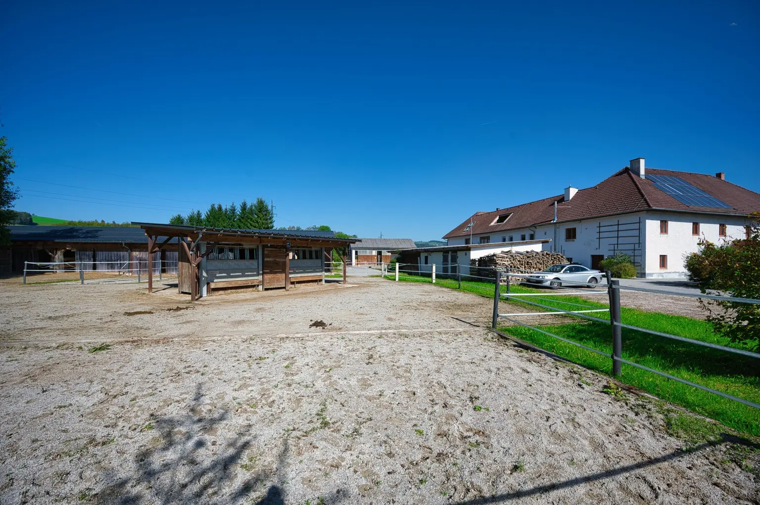 Reiterhof. Vierkanter. Wirtshaus. Zimmervermietung. Wohnungen. Natur.