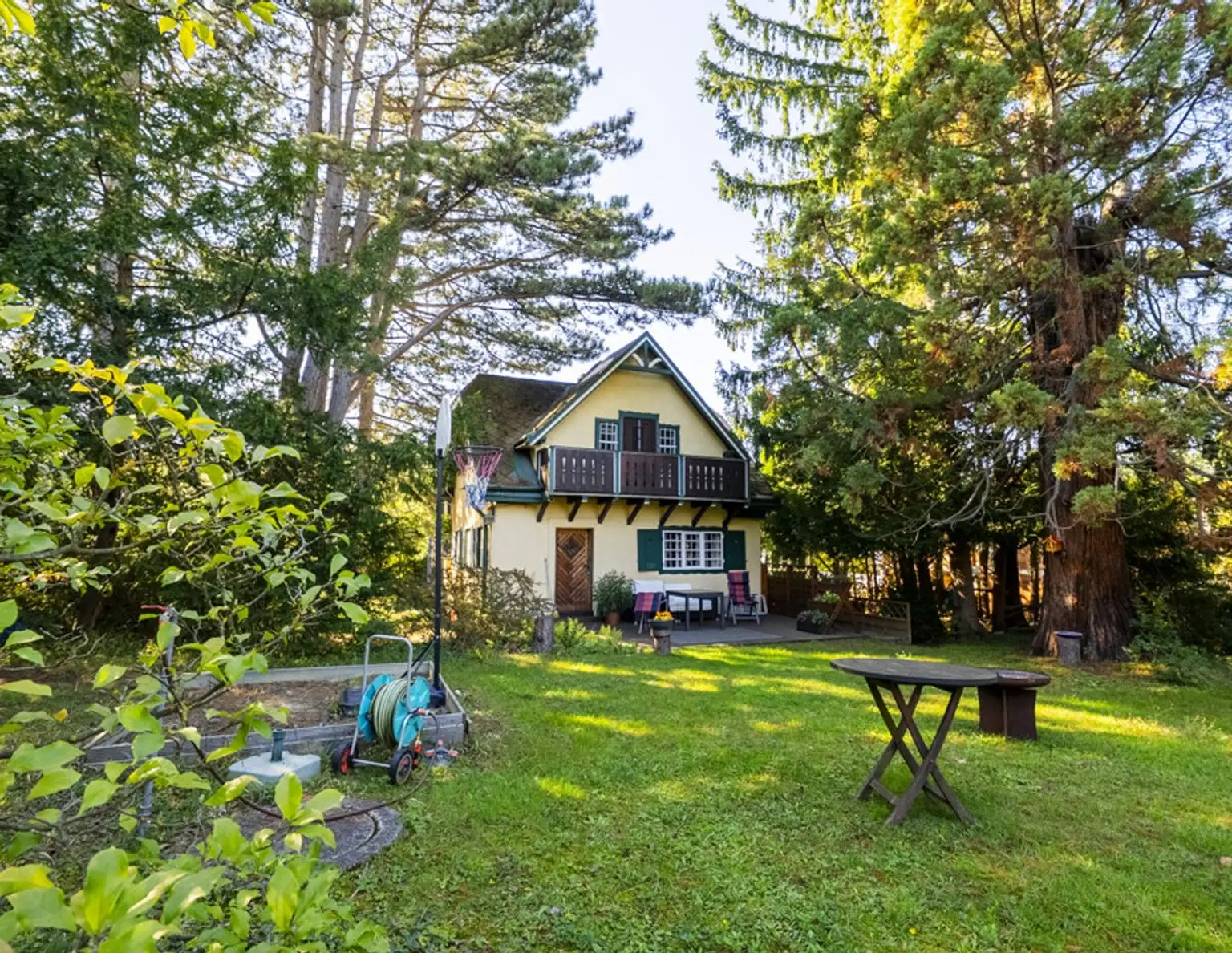 Exklusives Baugrundstück mit Knusperhäuschen in absoluter Ruhelage