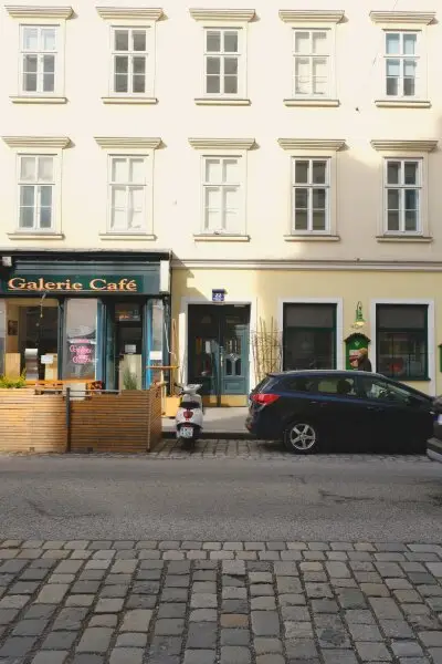 Wunderschöne und generalsanierte 2- Zimmer Altbauwohnung in Top Lage!!!