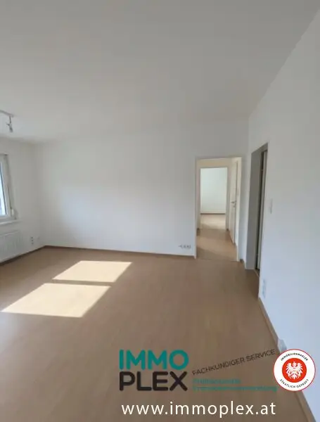 Wohnzimmer mit Blick ins Schlafzimmer