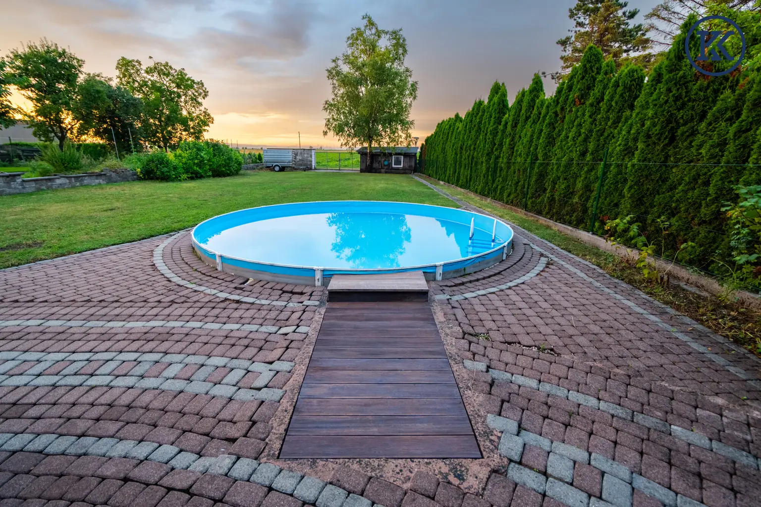 Garten mit Pool 1