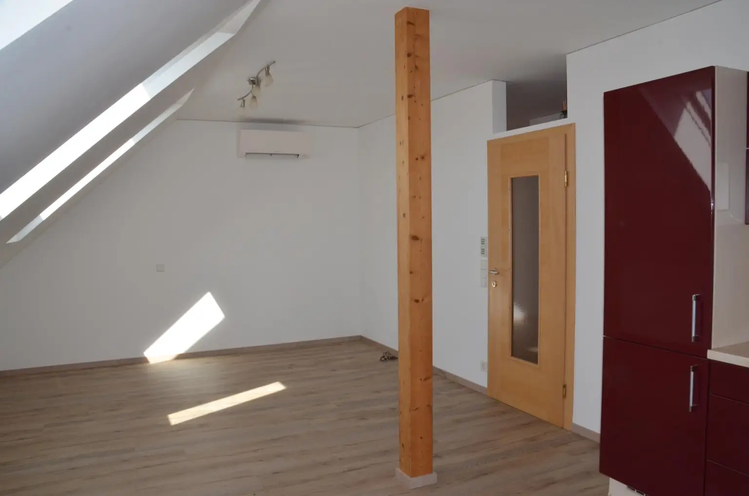Großzügige Dachgeschosswohnung mit charmanter Ausstattung
