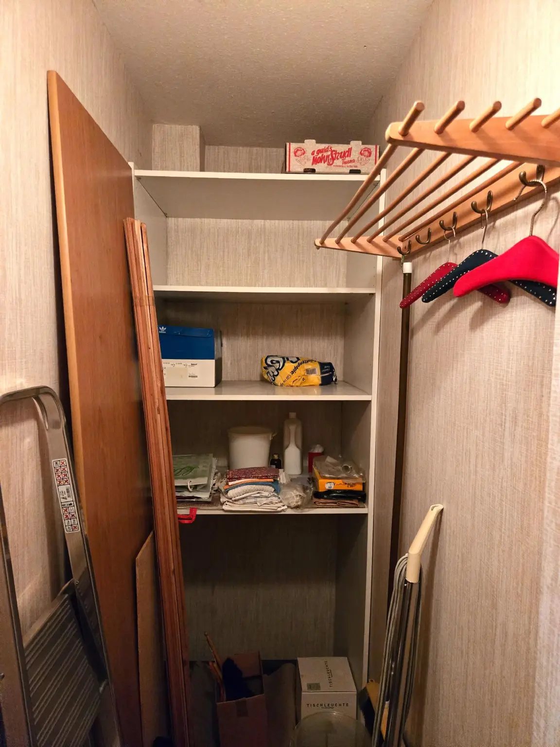 Abstellraum möbliert