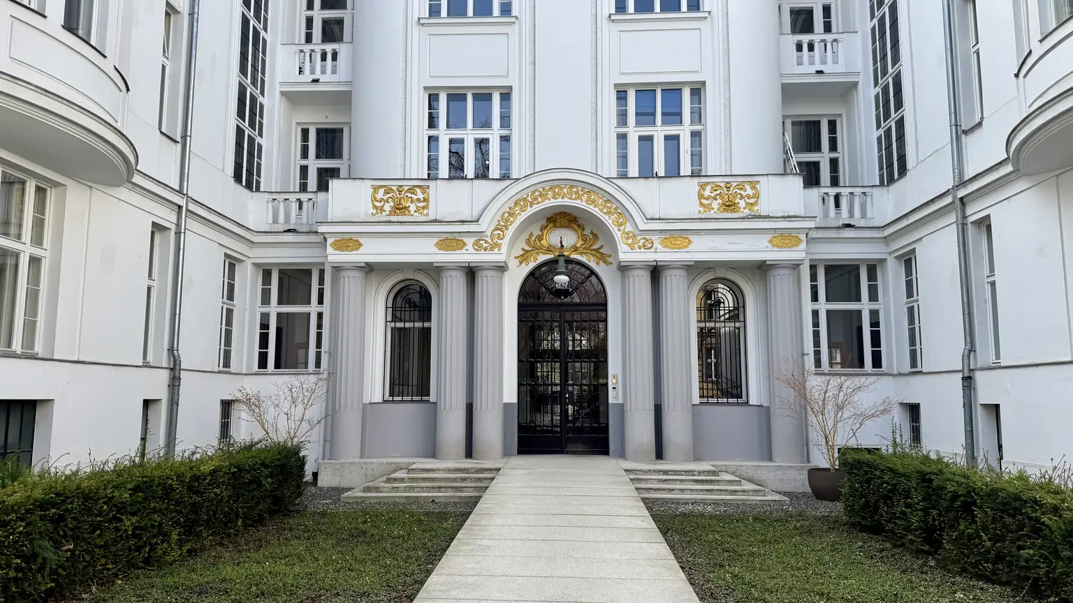 Cottageviertel I Traumhafte Dachwohnung im Jugendstil-Palais I Garagenplatz