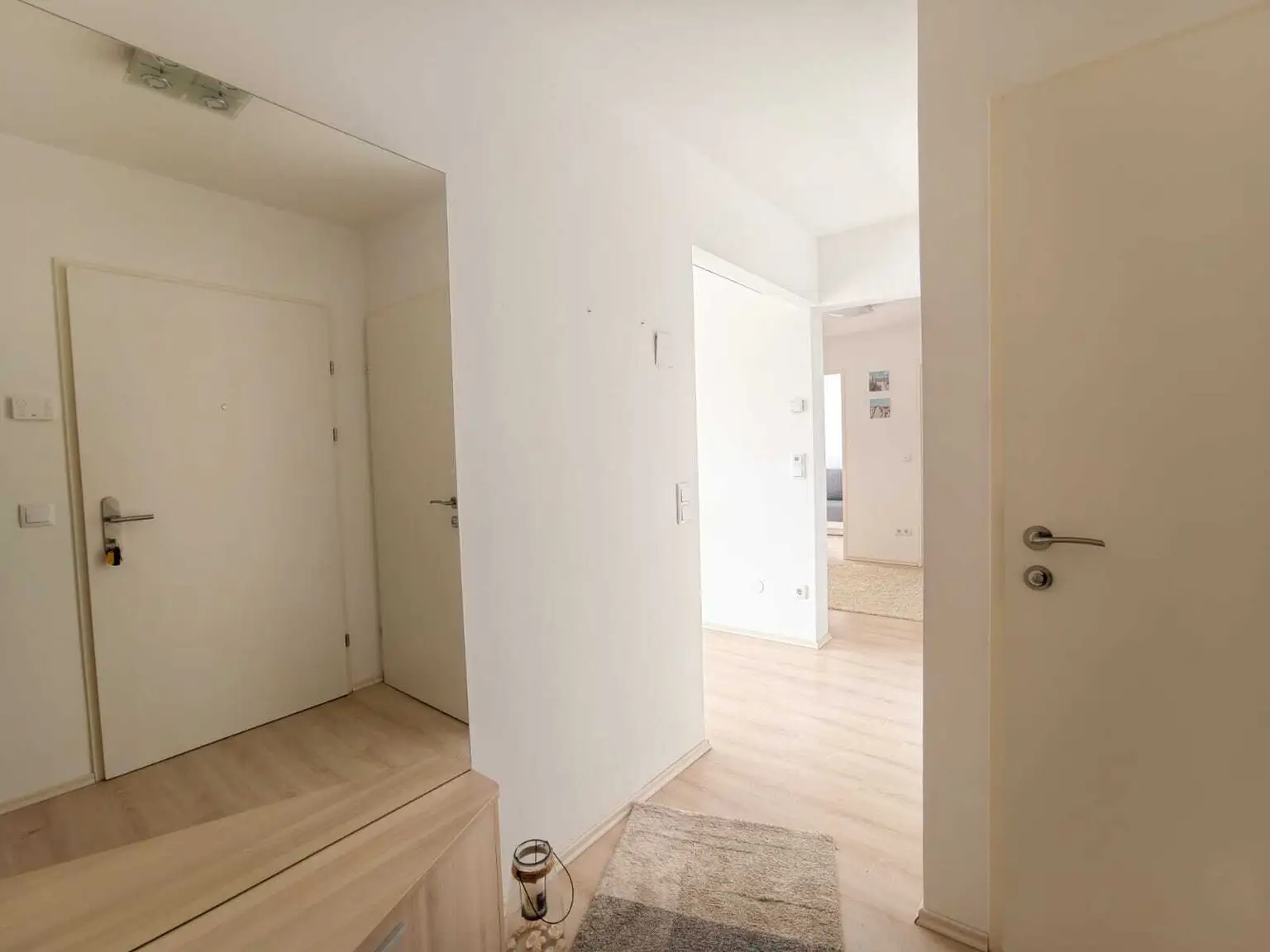 Moderne 3 Zimmerwohnung inkl. Balkon + 2 Garagenplätze!
