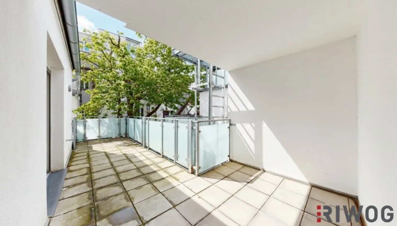 Balkon aktuell KI-Bearbeitet