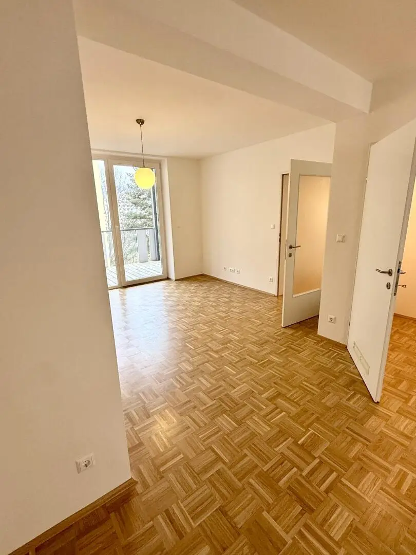 Wohnzimmer mit Ausgang auf den Balkon