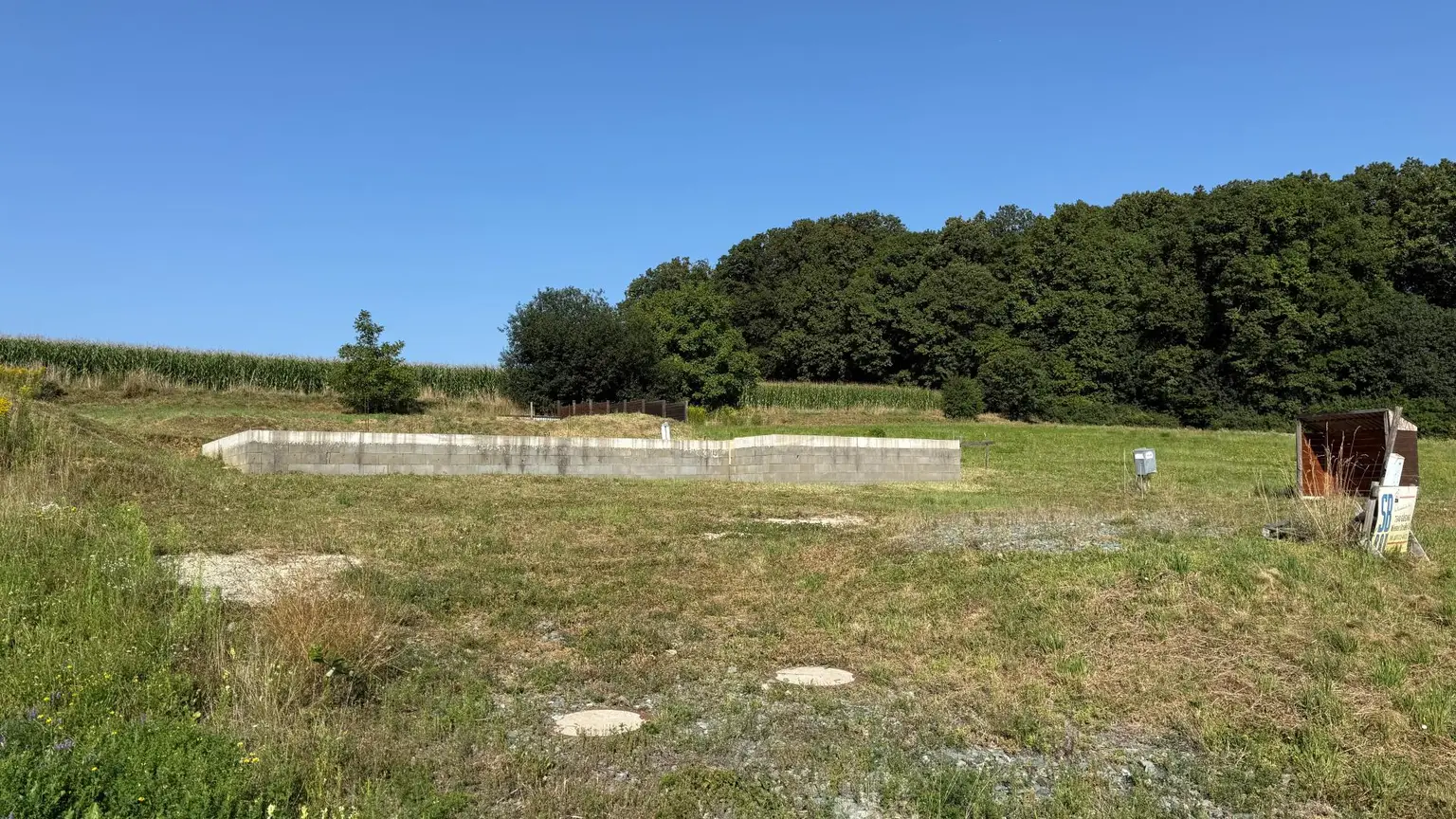 sehr sonniges und ruhiges Baugrundstück mit Bodenplatte