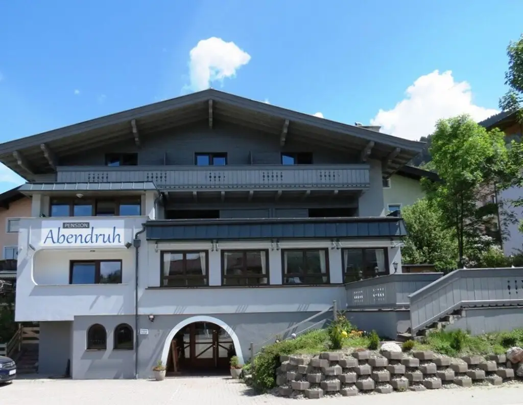Ferienpension mit 51 Betten und zugehöriger Pizzaria in Kaprun