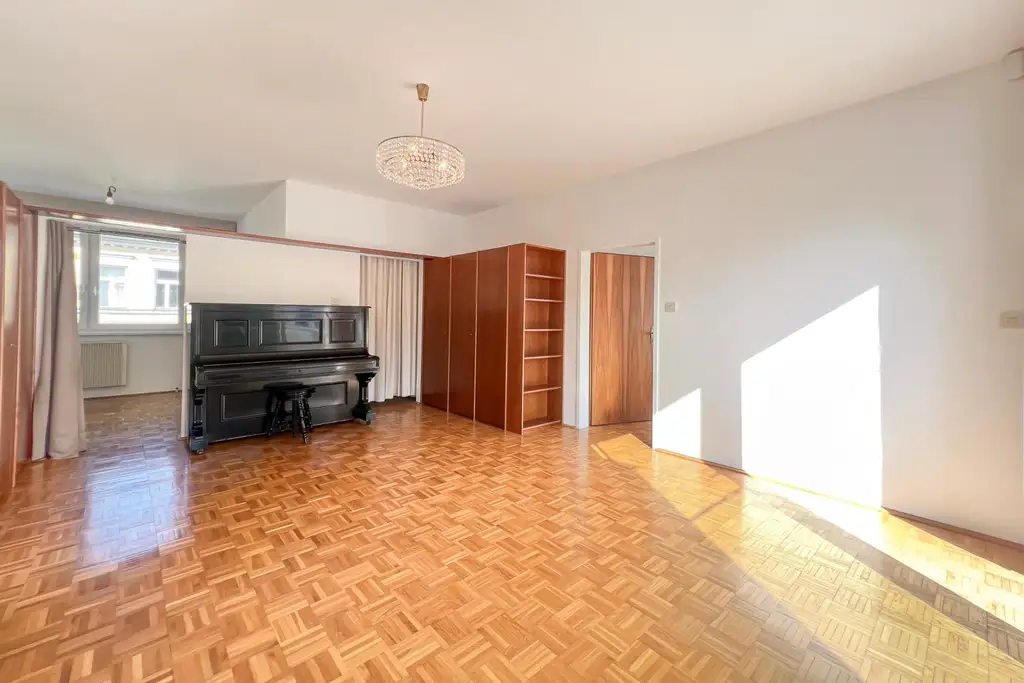 “Rare Parkside Living! Beside Vienna’s Romantic English Garden!“