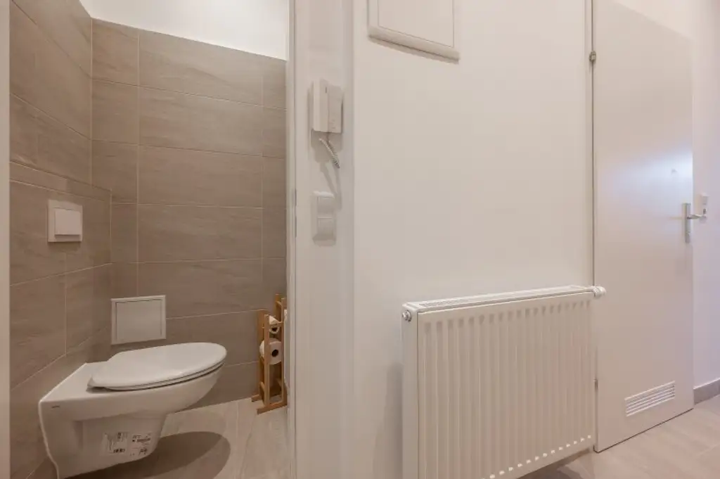 Short-term apartment in walking distance to AUGARTEN, 1-6 months, fully furnished with balcony!