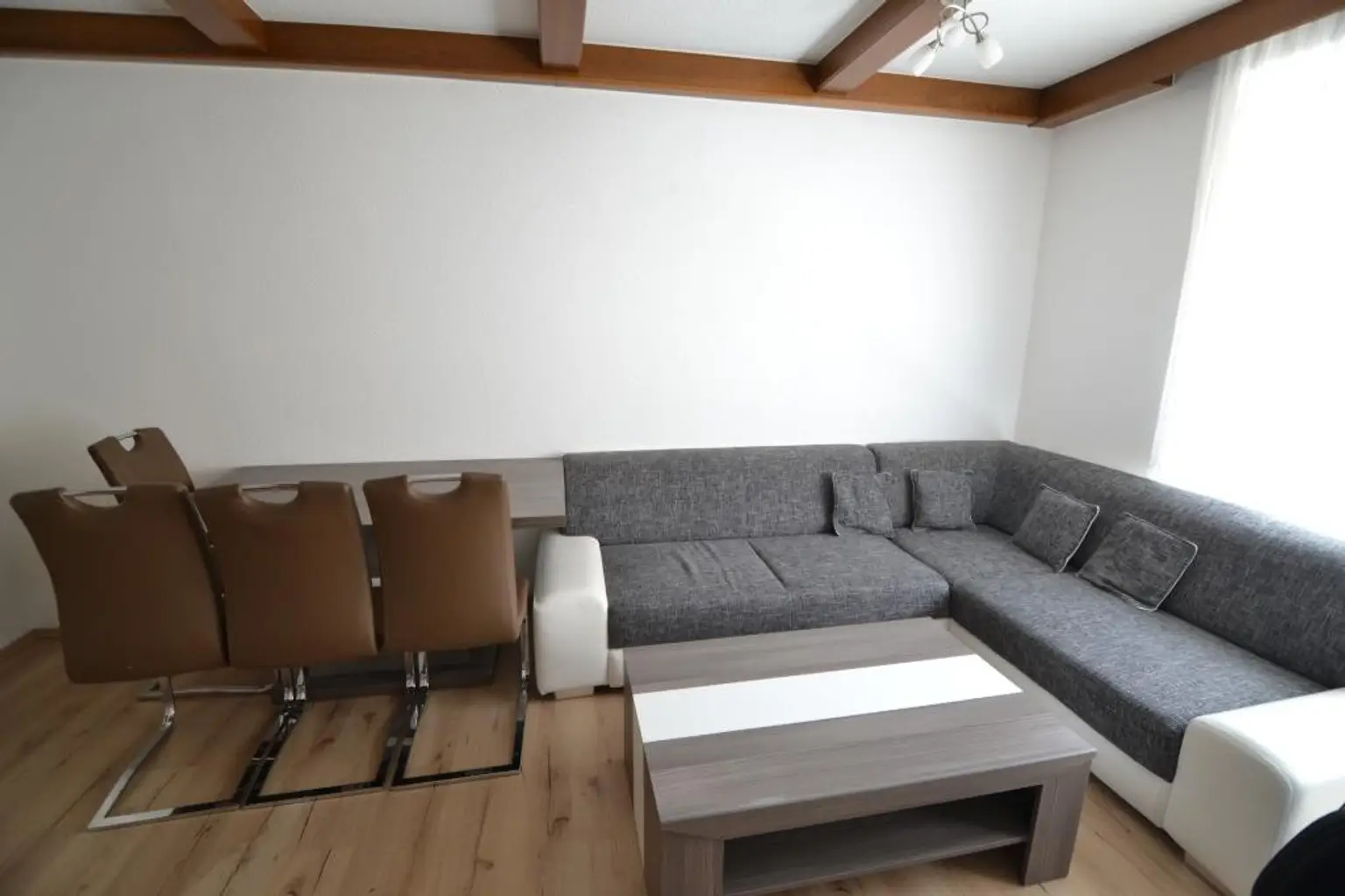 Zentrale 2-Zimmer-Wohnung mit möblierter Küche!