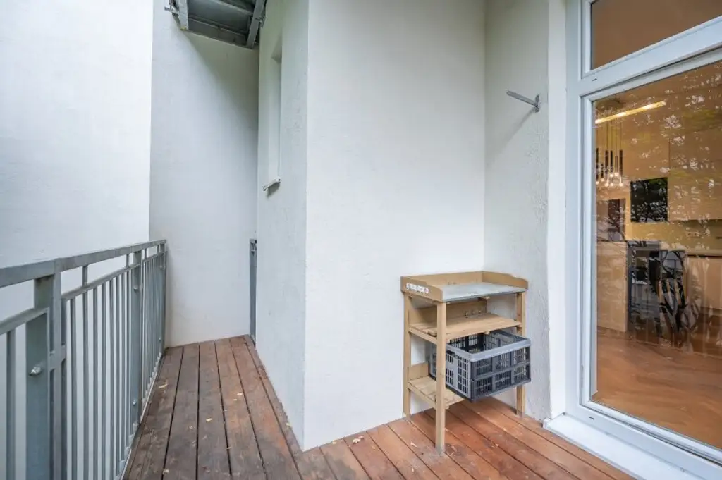 ++1150++ Stilvolle 4-Zimmer Altbauwohnung mit Balkon – Wohnen in Toplage mit Topausstattung