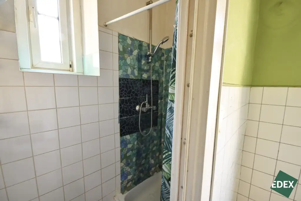 Charmante 2-Zimmer-Altbauwohnung mit separater Küche – renovierungsbedürftig, aber mit viel Potenzial!