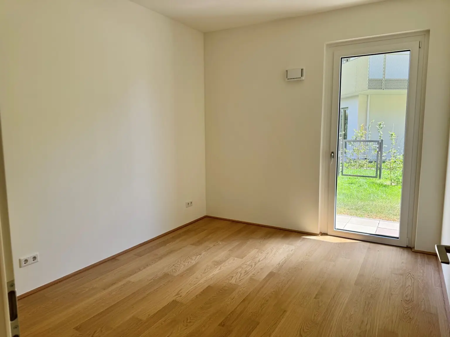 Hirschfeld: Erstbezug und provisionsfrei - 70m2 Garten von der Sonne geküsst! Wie im Urlaub