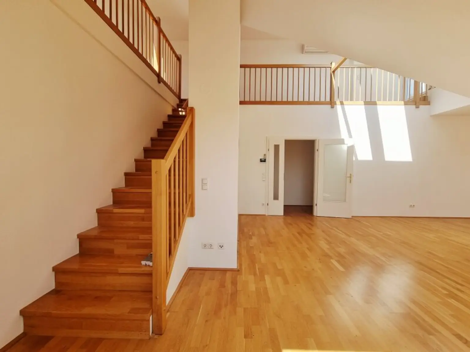 Lichtdurchflutete Maisonette mit Dachterrasse & Klimaanlage – wohnen zwischen Landhausviertel & Promenade