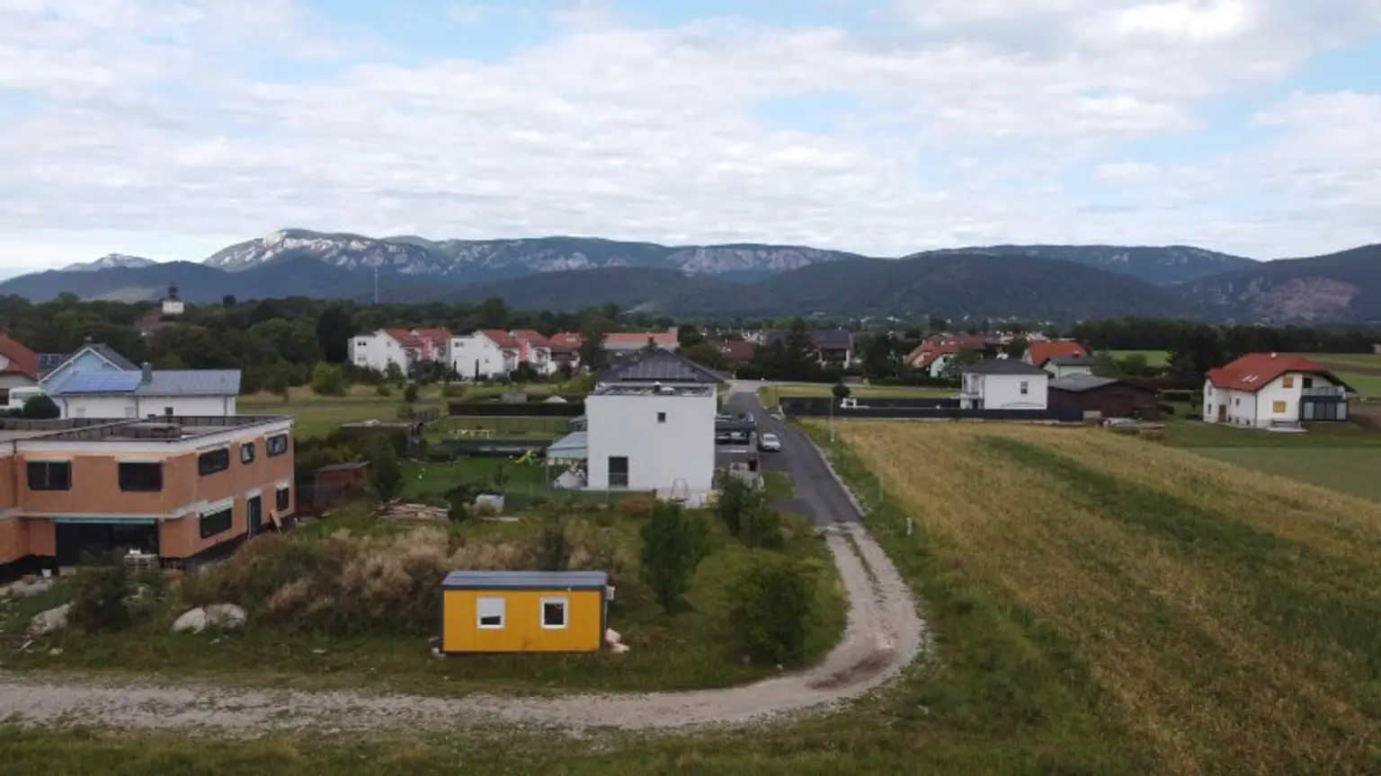 Den Traum eines eigenen Hauses einen weiteren Schritt näher kommen -  Eckrundstück in ruhiger Lage mit Grünblick