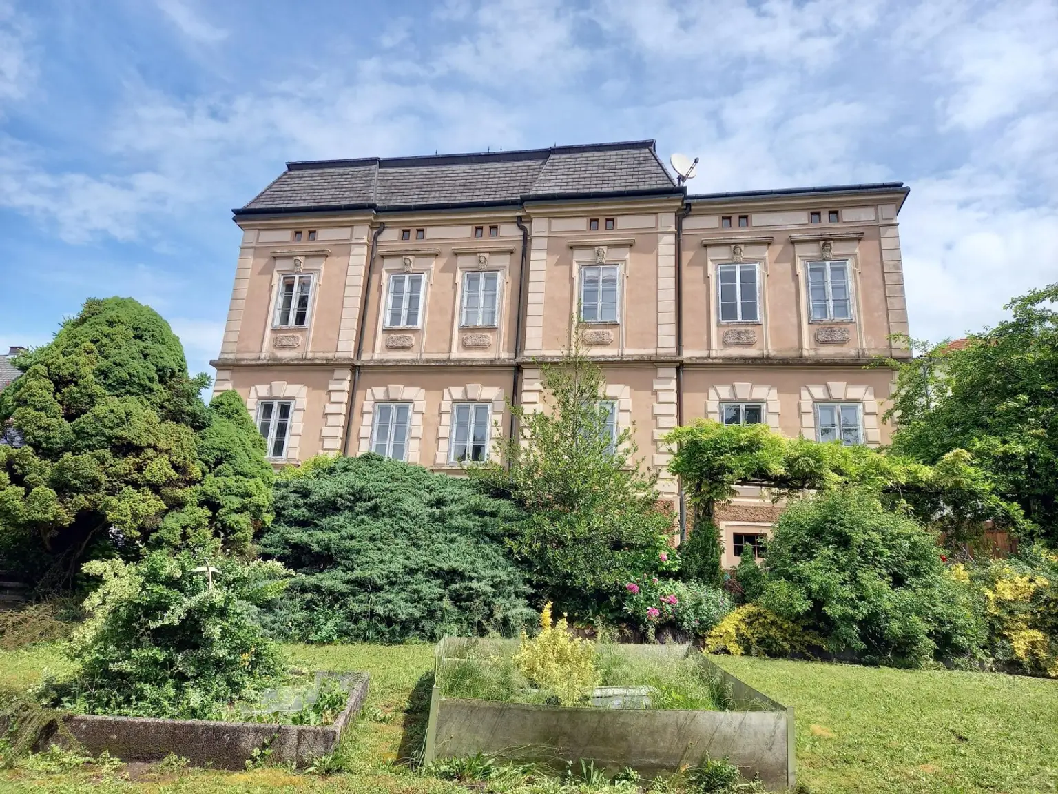 Zauberhafte Villa zum Renovieren auf 1.199 m² Grund samt Nebengebäude mit Garage im Stadtzentrum