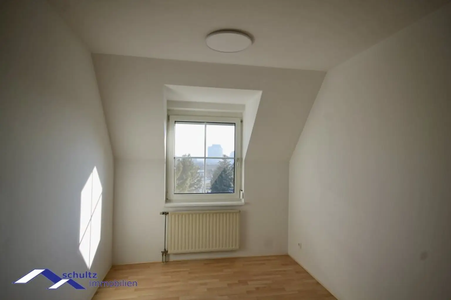 Attraktive 3-Zimmer-Dachgeschosswohnung im Zentrum von Guntramsdorf zu mieten! Überdachter Parkplatz inklusive!
