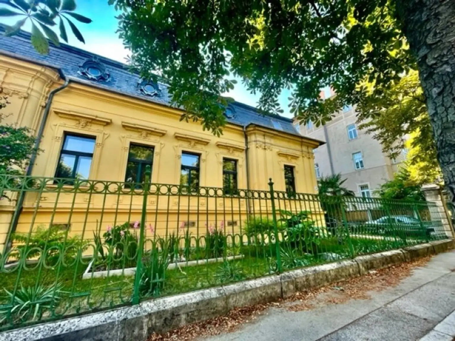 Majestätische VILLA mit 2 separaten WOHNEINHEITEN, Zusatz-Gebäude-ANLEGERWOHNUNG und herrlichen GARTEN-Grünruhe-OASE - absolutes Unikat - BADEN!