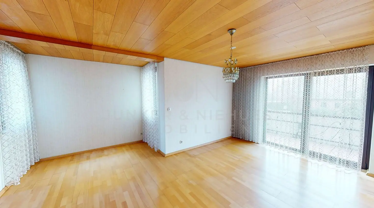 Schlafzimmer mit Balkon OG