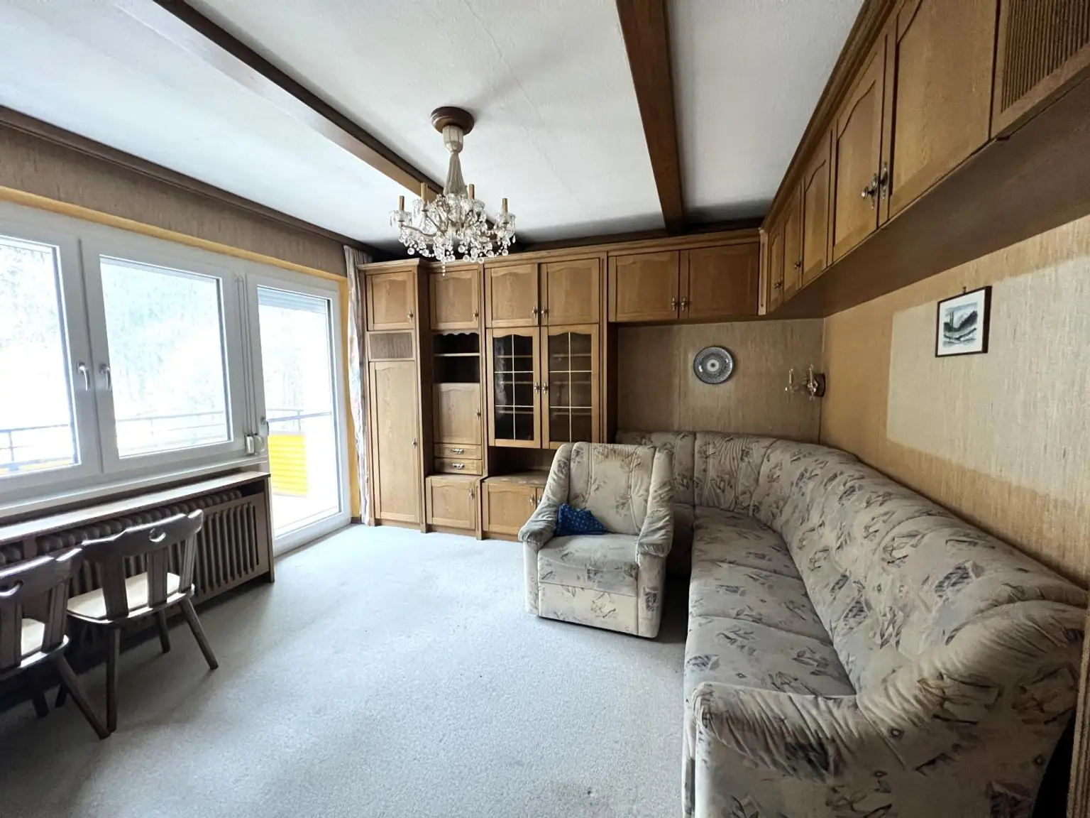 Wohnzimmer mit Balkonzugang