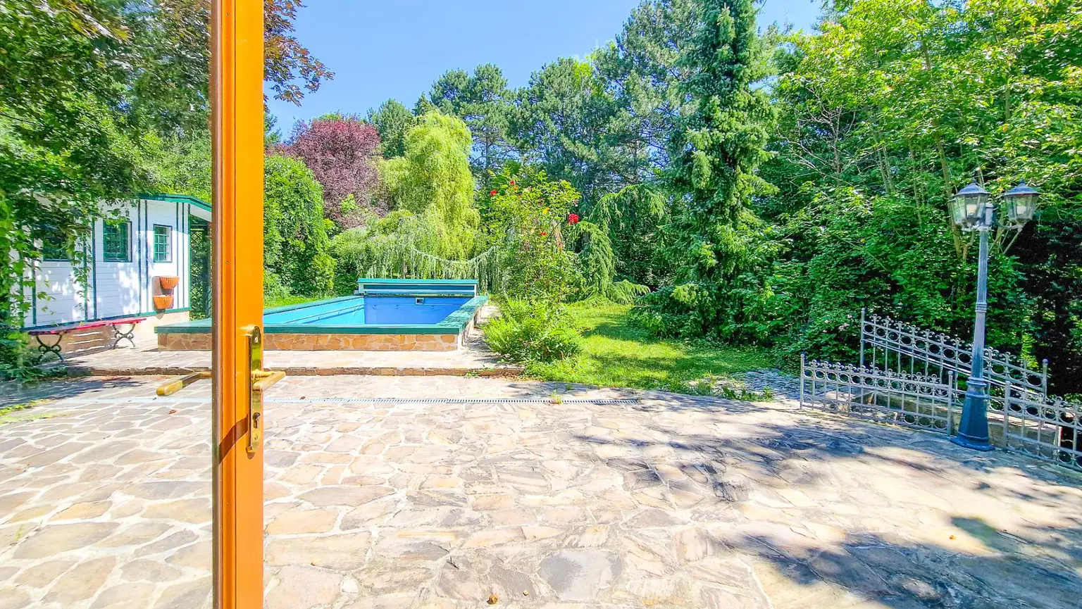 Grüne Oase in Prestige-Lage, Stilvilla mit ca. 1.600 m² Grund, Gästehaus, 2 Garagen und großem Pool