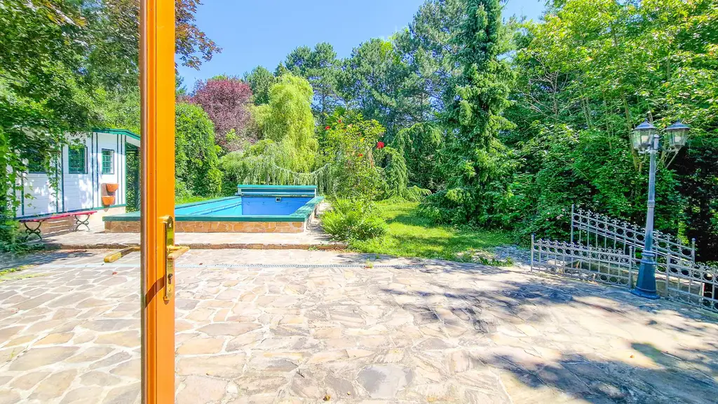 Grüne Oase in Prestige-Lage, Stilvilla mit ca. 1.600 m² Grund, Gästehaus, 2 Garagen und großem Pool