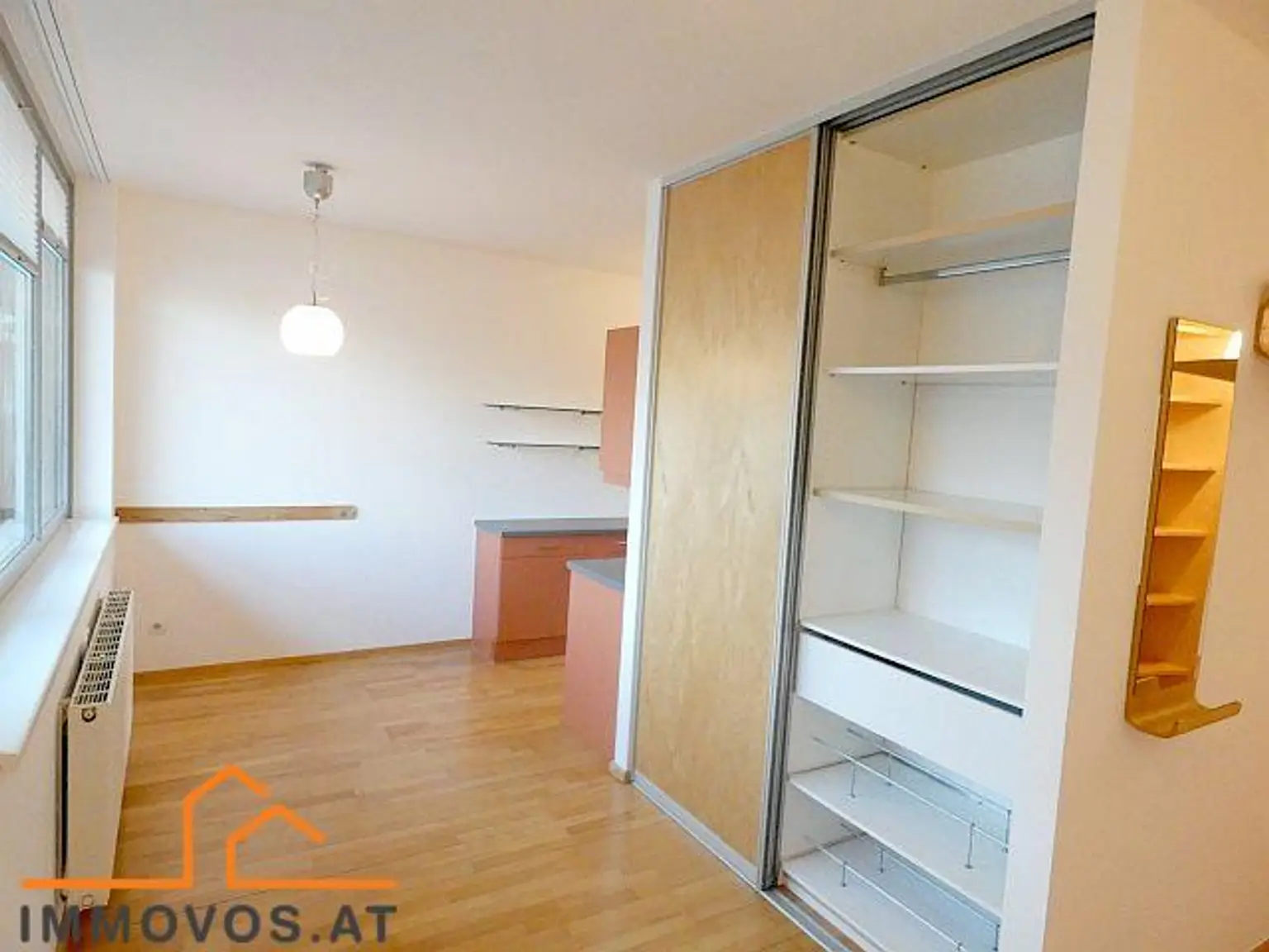 Eingangsbereich mit Garderobenkasten.jpg