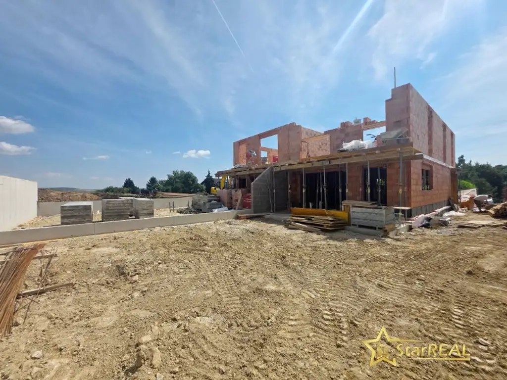 BAUBEGINN ERFOLGT! IDEAL FÜR FAMILIEN! 5-ZIMMER-ZIEGELHAUS MIT UNVERBAUBAREN AUSBLICK. MIT KELLER, BALKON, TERRASSE, CARPORT UND GROSSEM GARTEN.