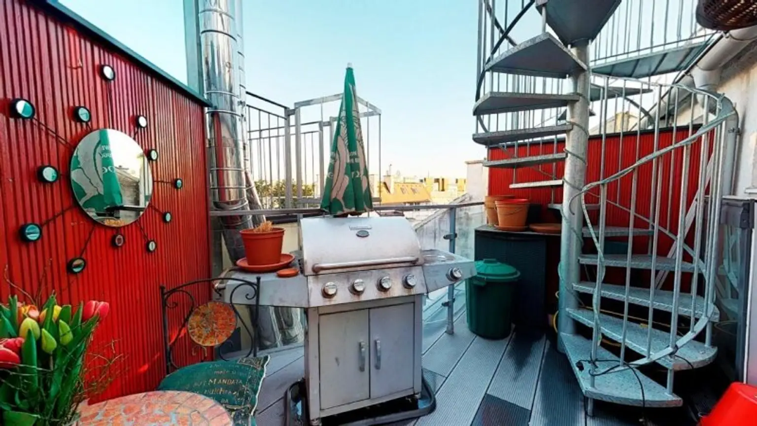 Auserlesene, klimatisierte Stadtwohnung mit Balkon und Dachterrasse mit fantastischem 360° Panorama-Blick über Wien