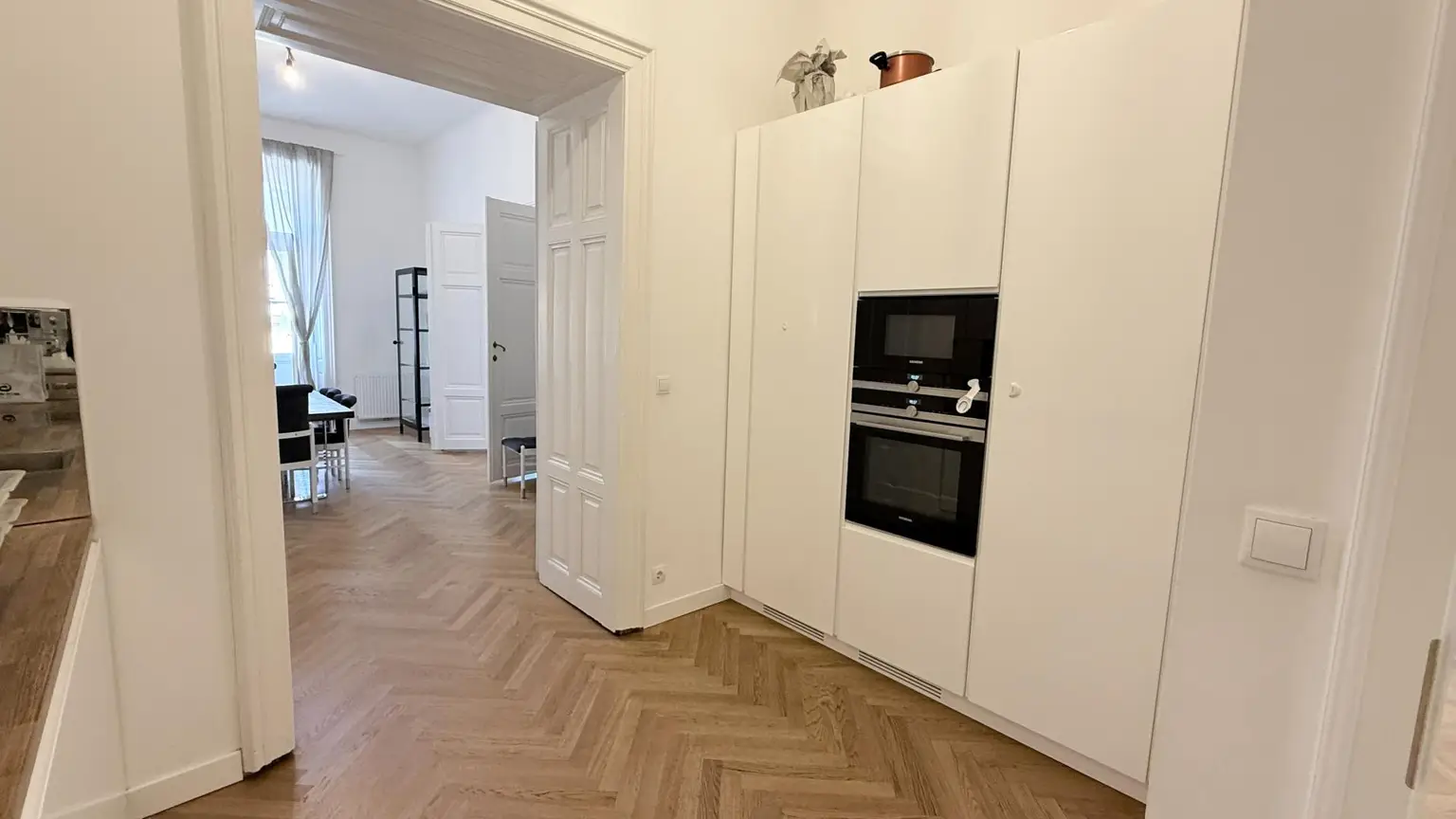 Prachtvolle Beletage mit Balkon in Bestlage am Rochusmarkt! Komplett möbliert.