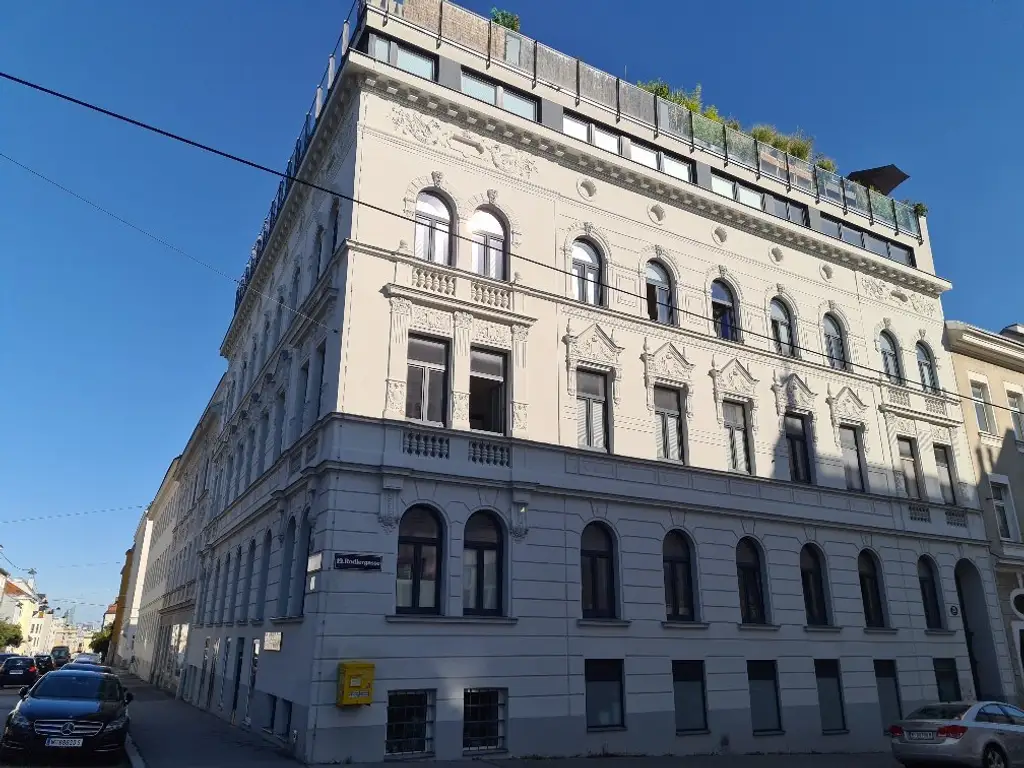 Herrliche Dachgeschosswohnung mit großer Terrasse - 
Nähe Krottenbachstraße!