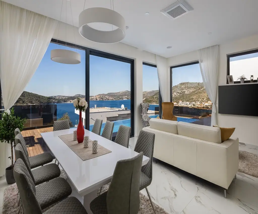 Moderne Villa mit Meerblick in Rogoznica – Eleganz und Erholung nur 80 m vom Meer
