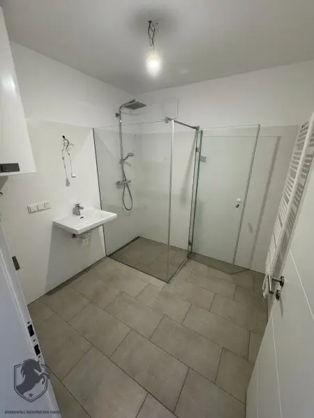 Stilvoll wohnen im Herzen von Wien: Dachgeschosswohnung mit Terrasse und Parkplatz in 1140 Wien!