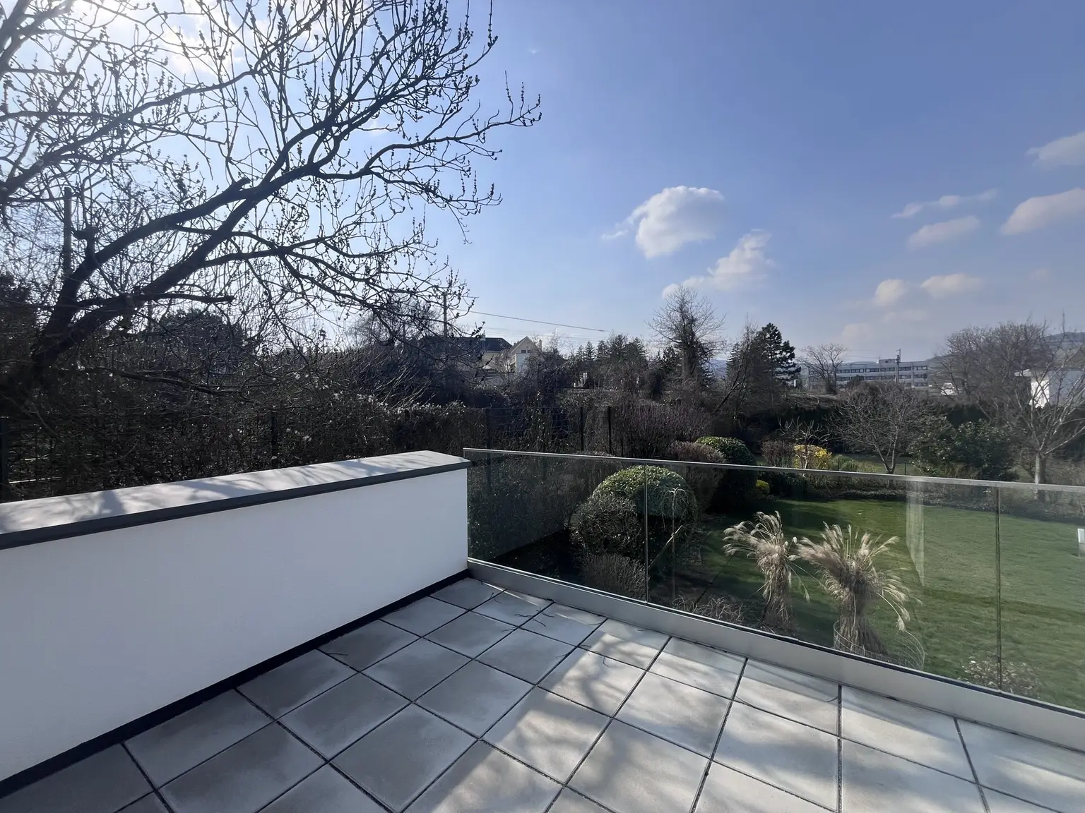 Erstbezug !!! Traumhafte Doppelhaushälfte -  mit 5 Zimmern, Garten, Wohnkeller und Stellplätzen!