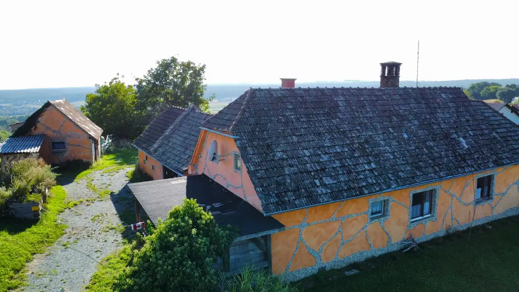 Haus mit Potential - Dreikanthof in bester Aussichtslage