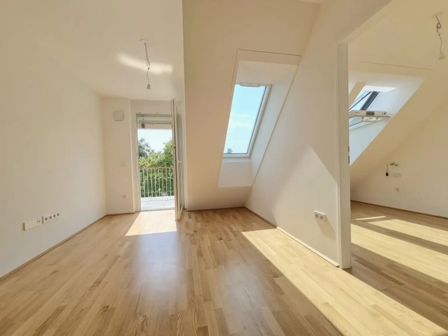 Sonniger Dachgeschosstraum mit Süd/West Balkon und Kühlung- RUHELAGE TRIFFT WOHNGENUSS – Stilvolle Ausstattung