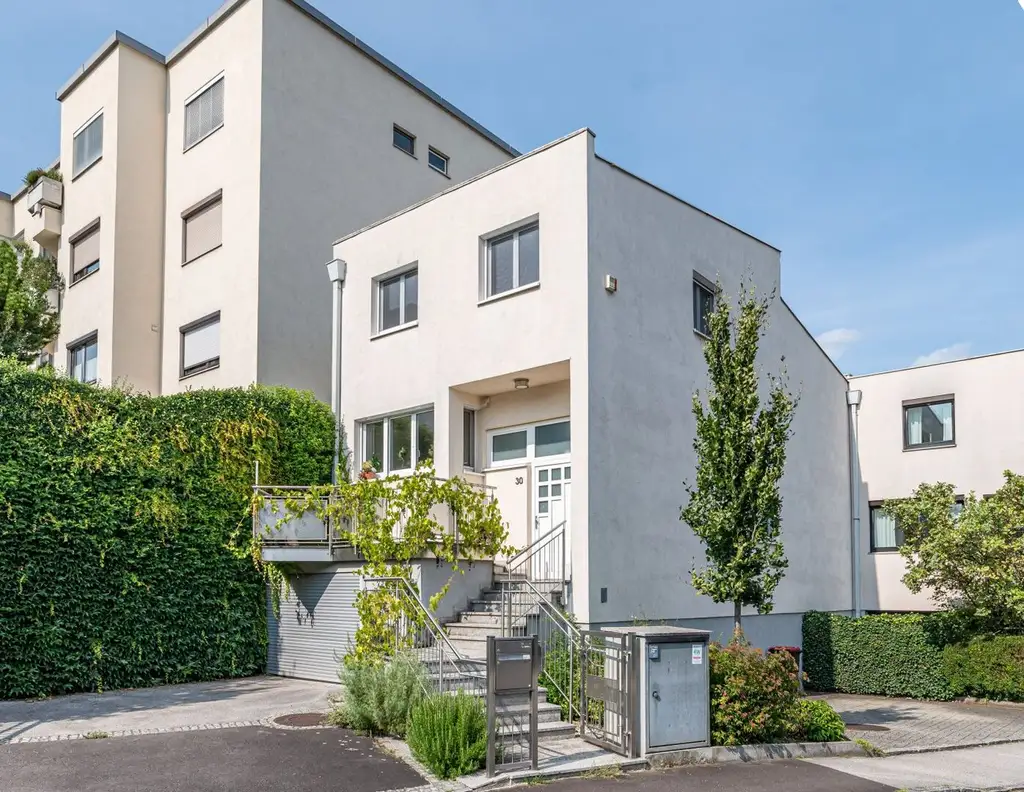 LEONDING BERG: MODERNES REIHENHAUS MIT KELLER, SAUNA, TERRASSEN UND STADTNAHE LAGE VEREINT