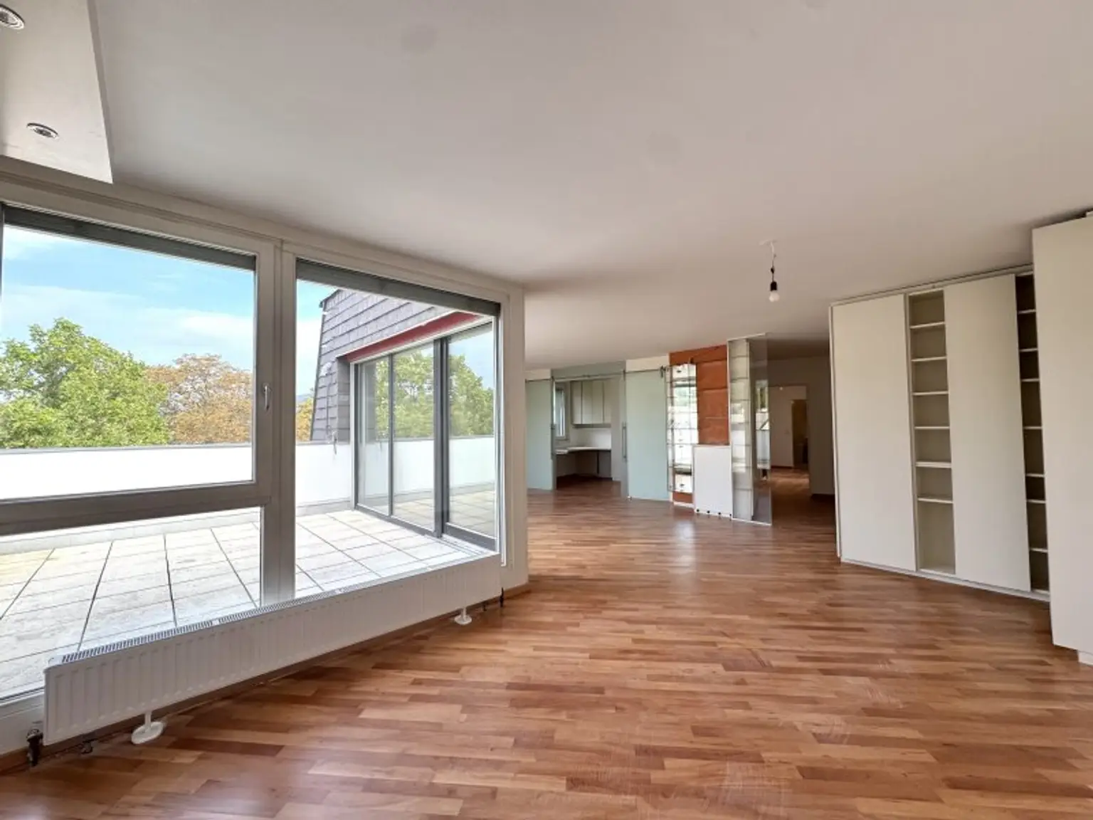 Residieren mit Blick ins Grüne - renovierte Dachgeschosswohnung mit 2 Terrassen - U4 Ober St. Veit