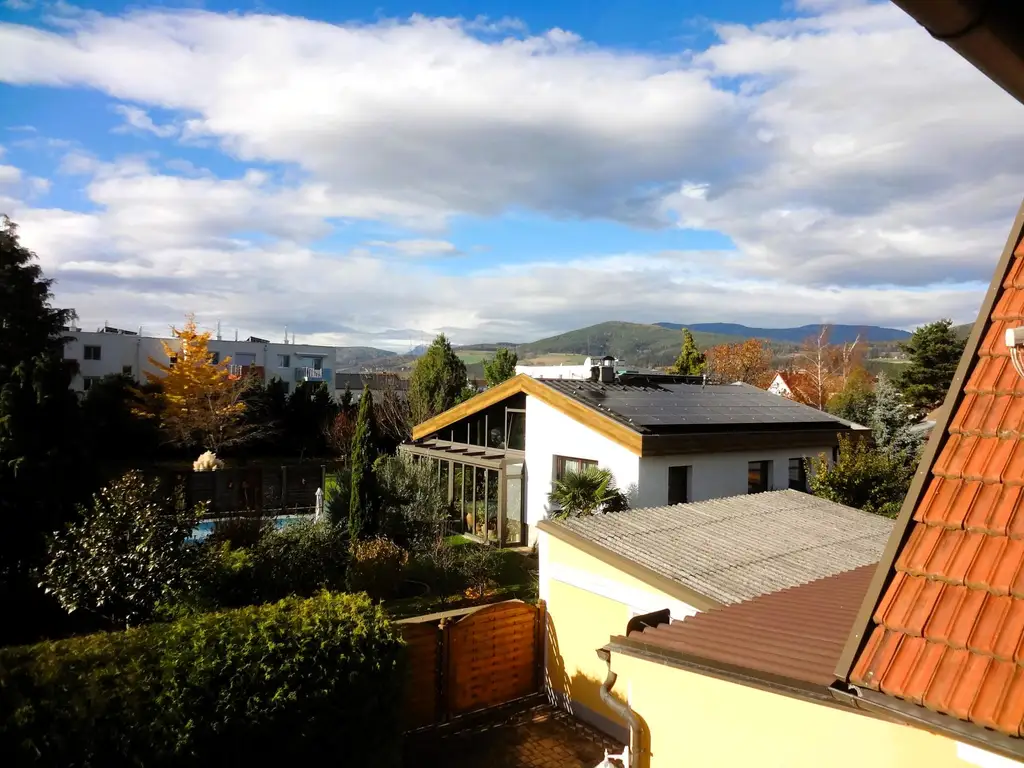 GEDIEGENES HAUS MIT ZWEI WOHNEINHEITEN UND GROSSEM GARTEN!