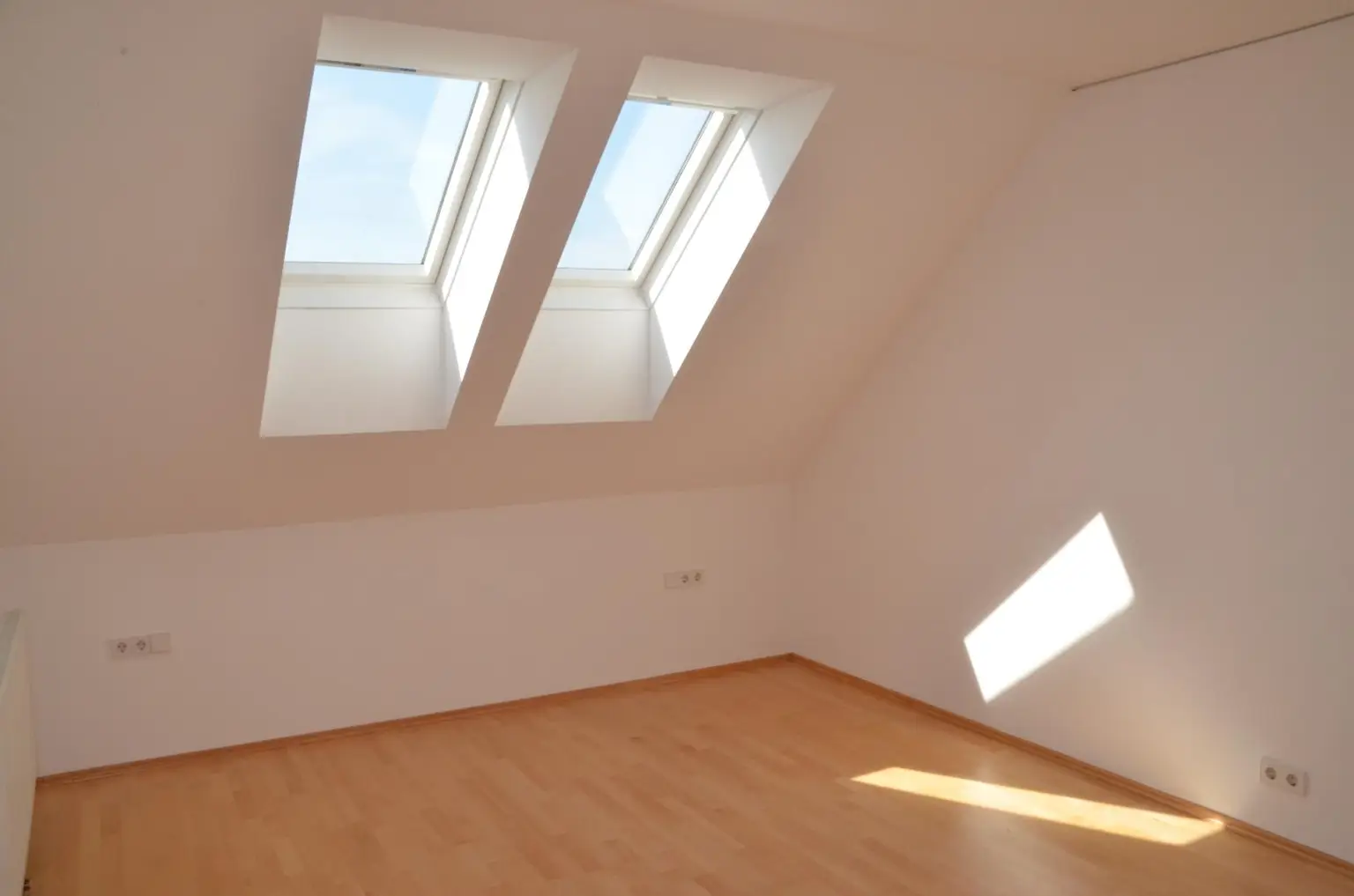 Großzügige Dachgeschosswohnung mit charmanter Ausstattung
