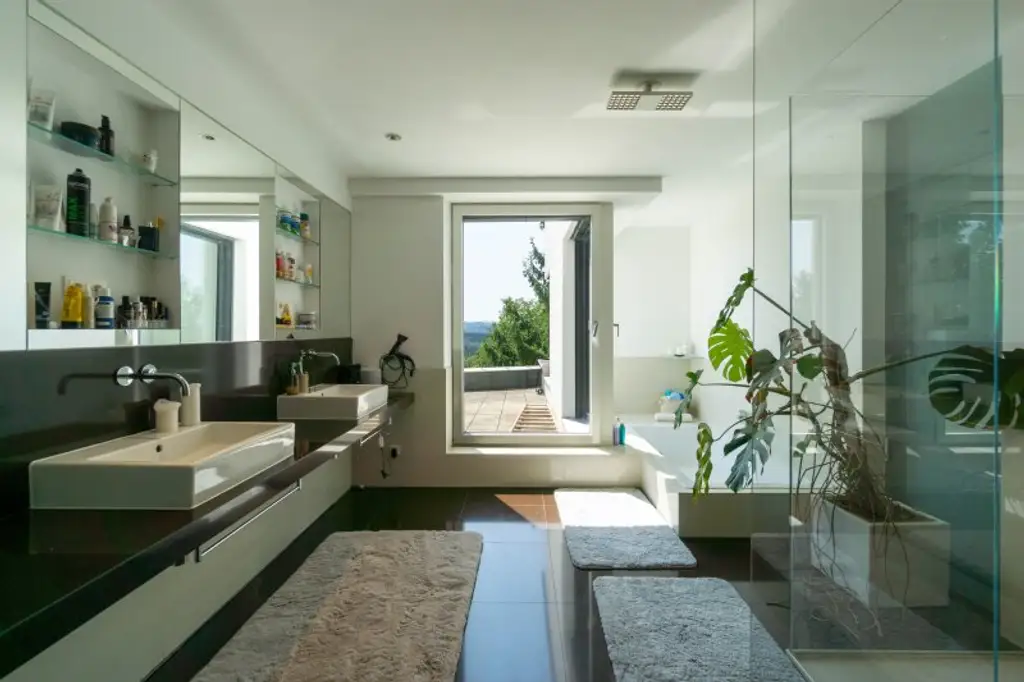 Luxus im Grünen: Architektenvilla mit mediterranem Flair und Alpenpanorama