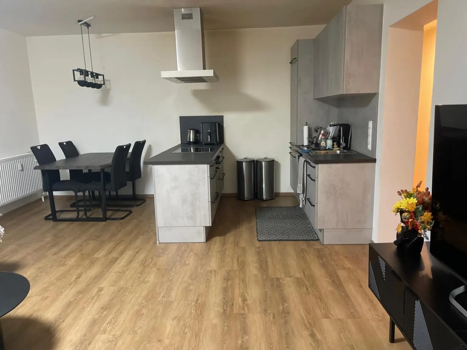 Vermietete, generalsanierte Wohnung mit Garage, Autoabstellplatz