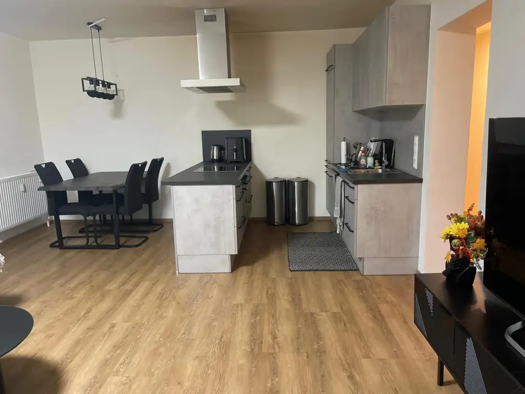 Vermietete, generalsanierte Wohnung mit Garage, Autoabstellplatz