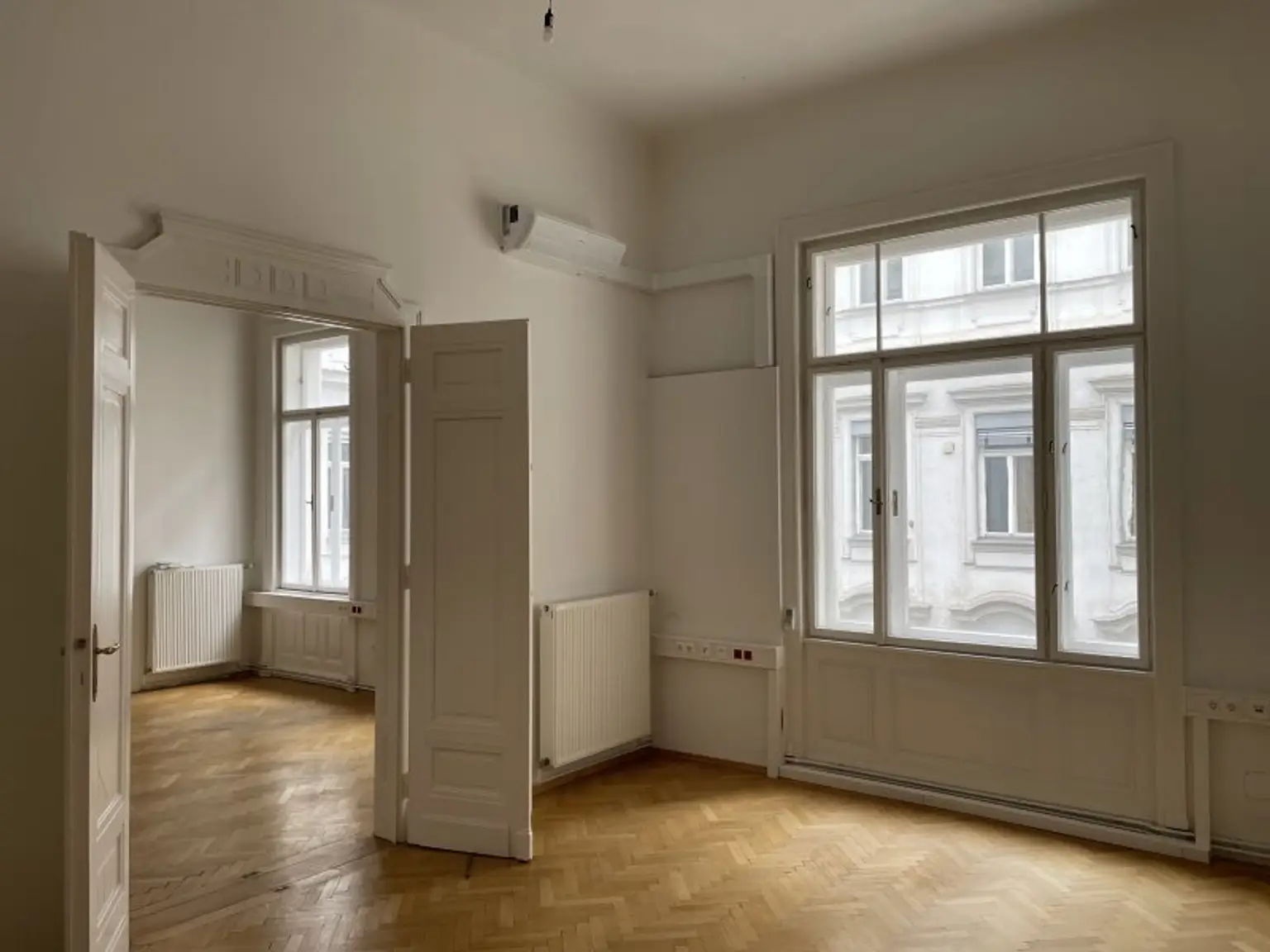 SANIERTES TOP-BÜRO -- ETAGE MIT 468 m² IN PALAIS AM SCHWARZENBERGPLATZ!