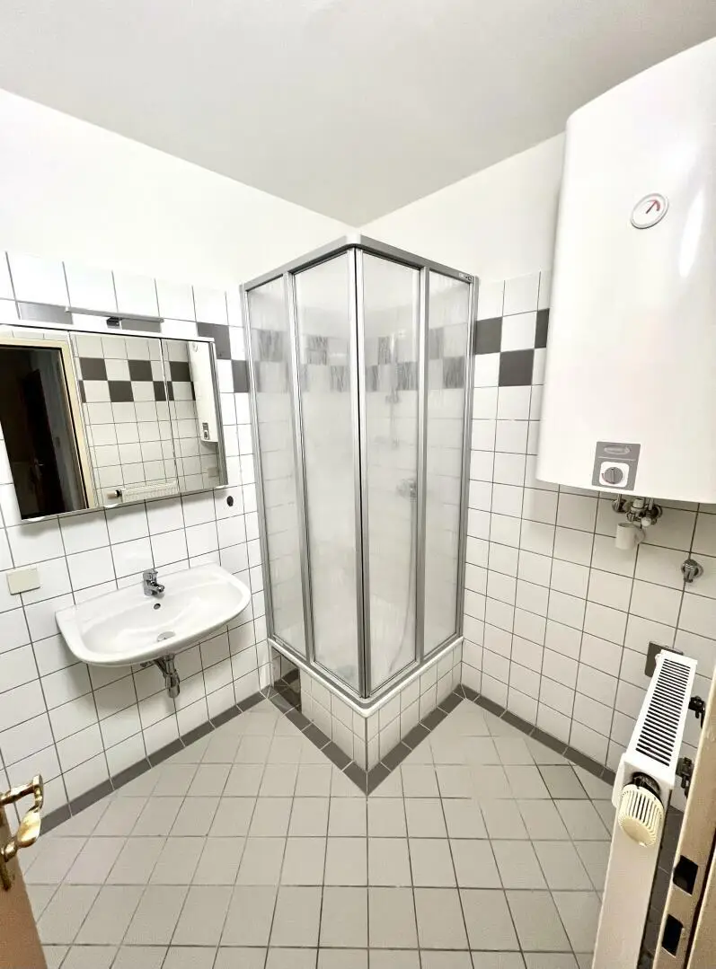 ab 1.12.2025 - 2 Zimmerwohnung mit Balkon, gepflegter Zustand,