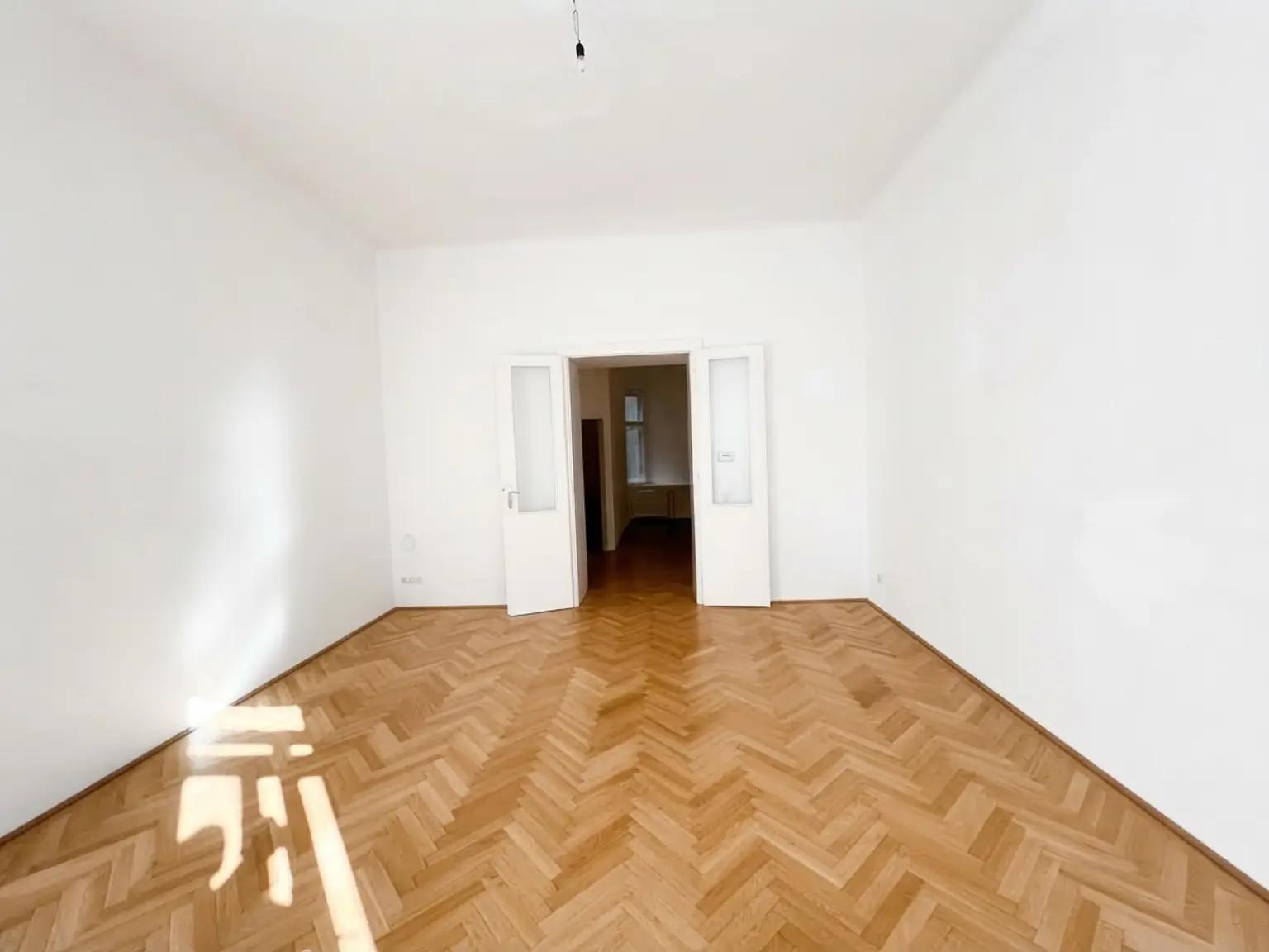 UNBEFRISTET: Wohnen in Bestlage in einer ansprechenden 2-Zimmer Altbauwohnung