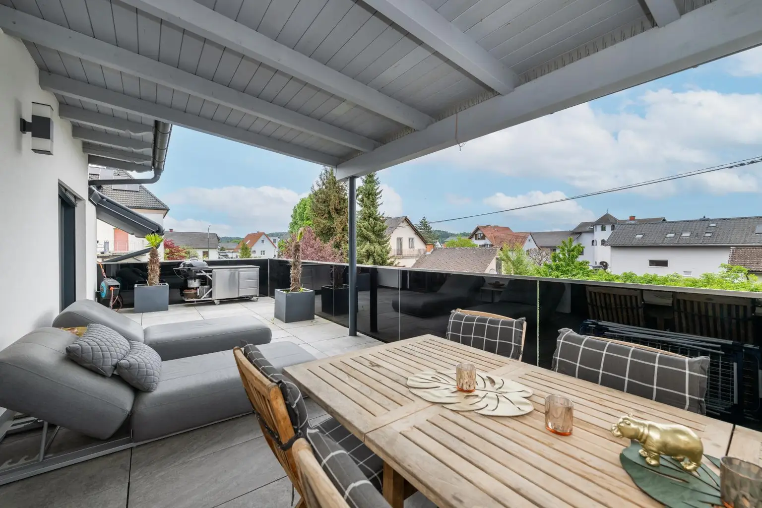 Großzügige Südterrasse OG