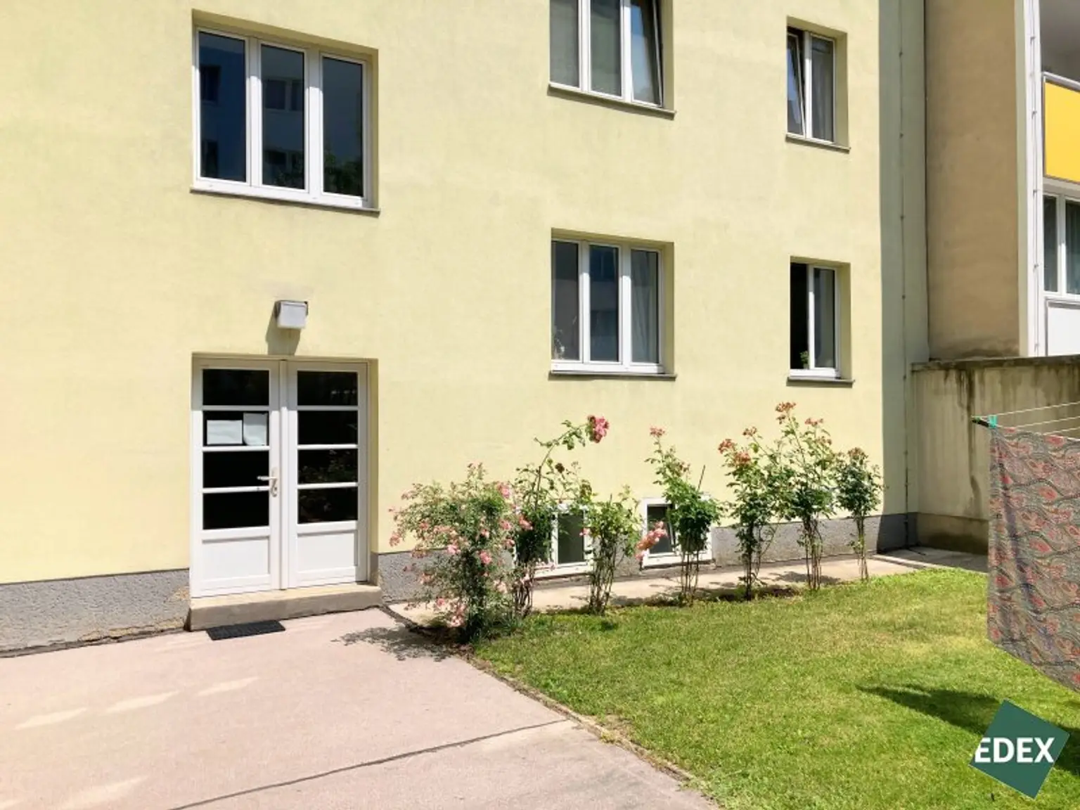 Direkt am Schweizergarten: Schöne 2-Zimmer-Wohnung mit separater Küche
